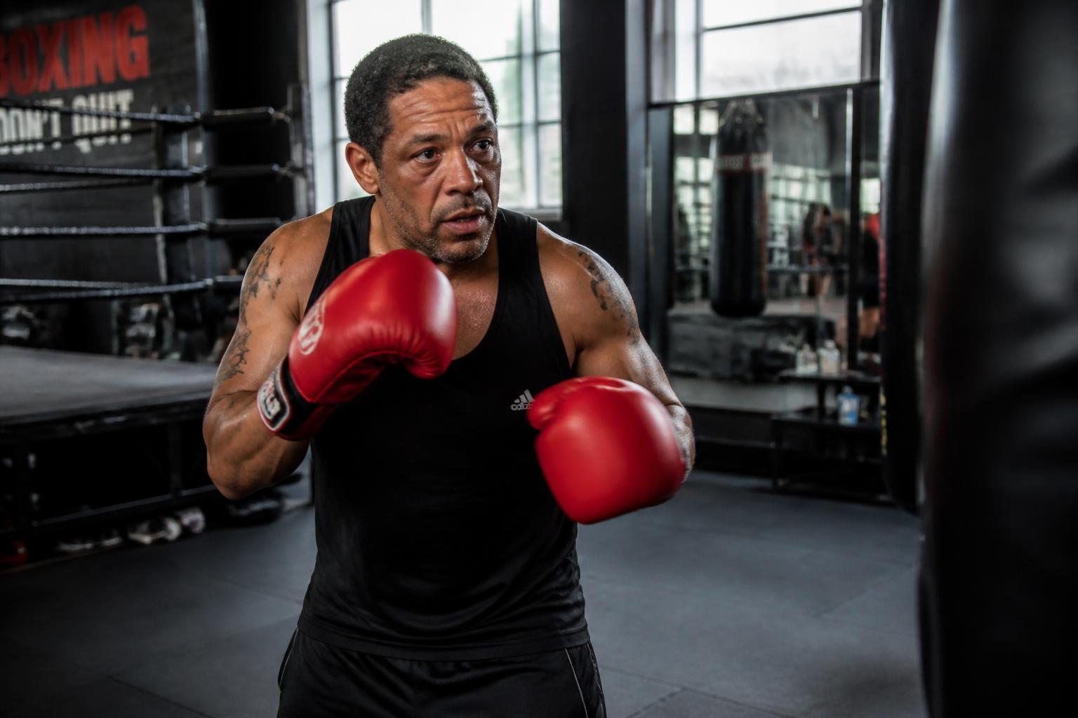 découvrez joeystarr dans sa nouvelle aventure passionnante en boxe, prêt à en découdre et à relever de nouveaux défis sur le ring.