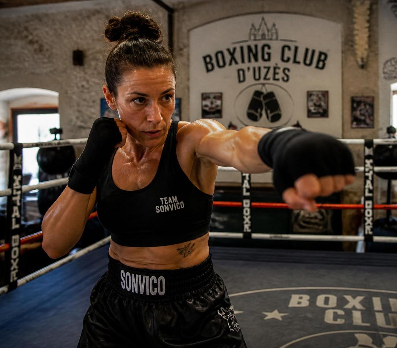 découvrez le parcours d'emilie sonvico, championne de boxe iba, prête à conquérir un nouveau titre mondial sur son ring. suivez son combat et ses ambitions pour un nouveau sacre.