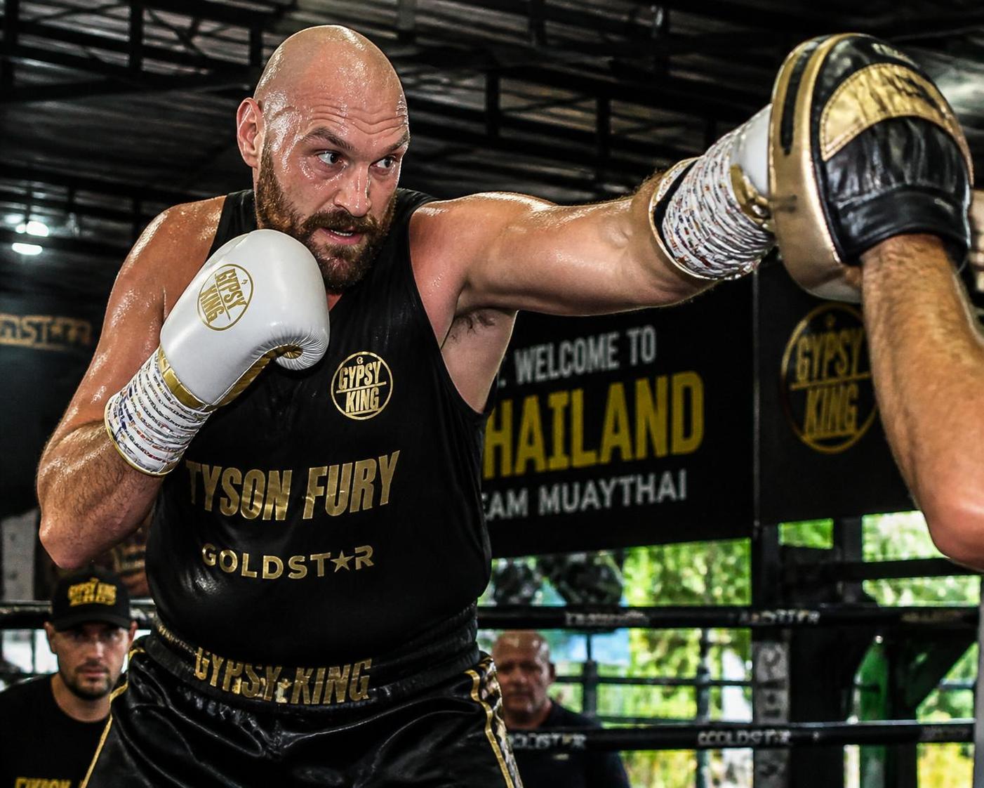 tyson fury annonce un combat prévu le 1er août, prélude à la grande confrontation anglaise tant attendue contre anthony joshua.