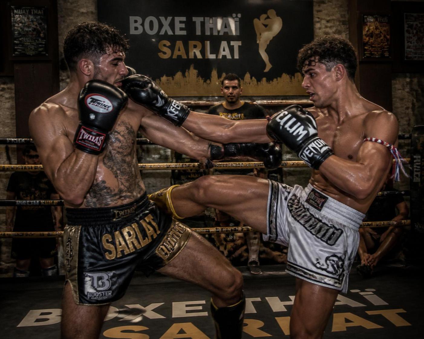 le club de boxe thaï de sarlat organise un spectacle intense avec une douzaine de combats, mettant en vedette un affrontement professionnel exceptionnel.