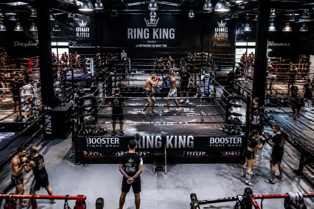 le club de boxe thaï de sarlat organise un spectacle intense avec une douzaine de combats, comprenant un affrontement professionnel à ne pas manquer.