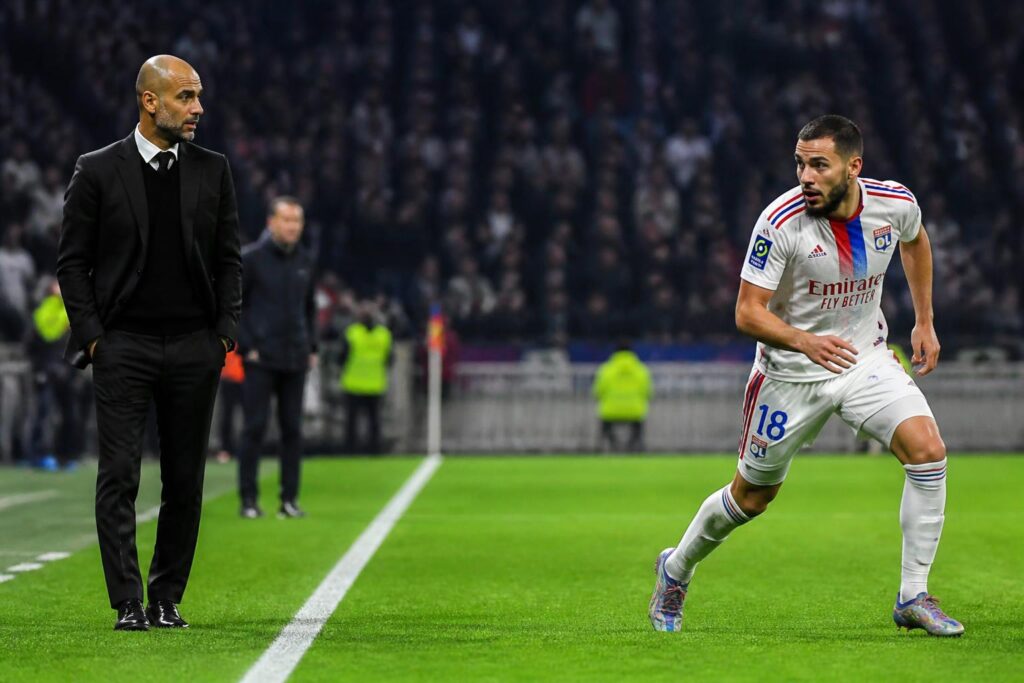pep guardiola anticipe un affrontement intense et stratégique face à rayan cherki, promettant un duel passionnant sur le terrain.