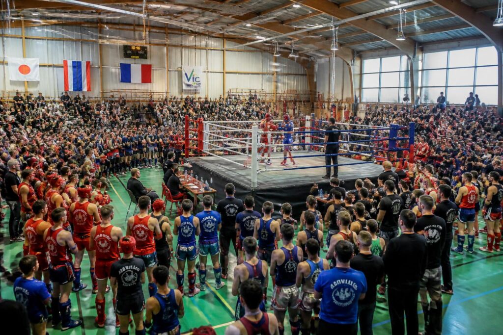 vic-sur-cère réunit plus de 80 boxeurs et 300 passionnés pour une rencontre interclubs de boxe thaï spectaculaire, promettant combats intenses et ambiance électrique.