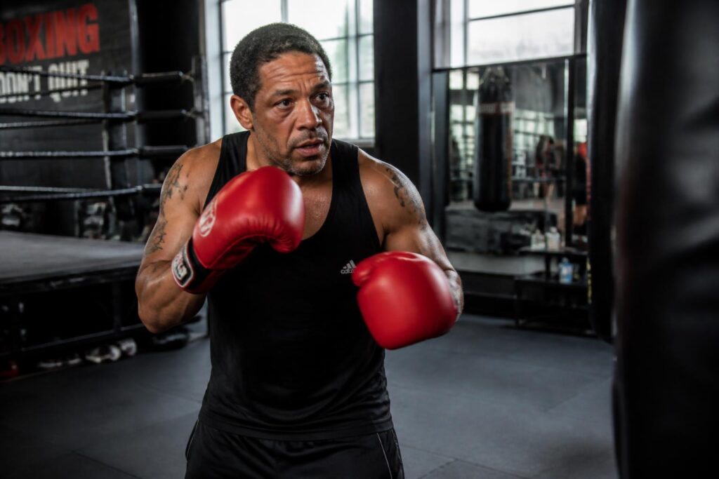découvrez joeystarr dans sa nouvelle aventure passionnante en boxe, prêt à en découdre et à relever de nouveaux défis sur le ring.