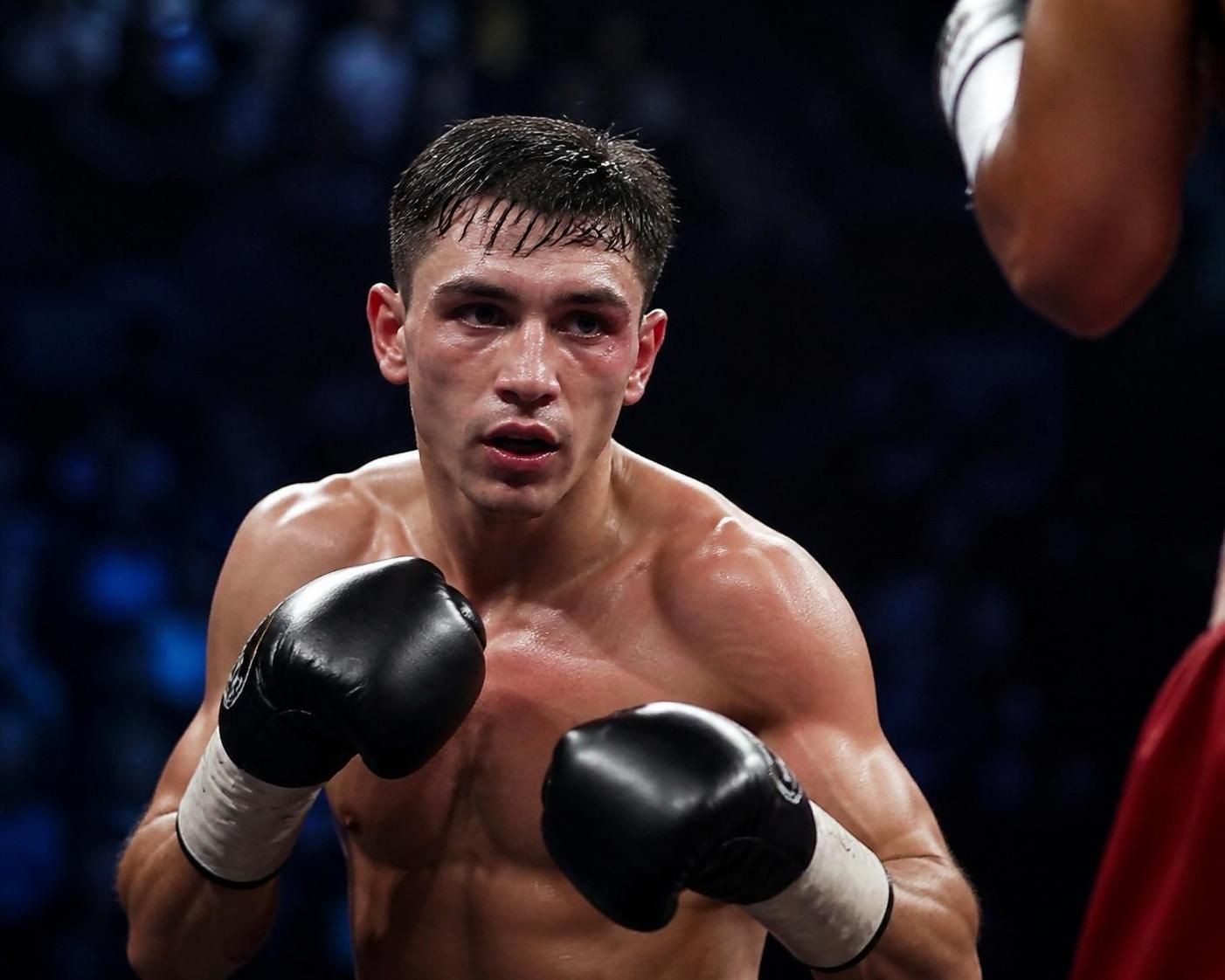 malgré sa défaite face au champion olympique khyzhniak en arabie, lenny patrach sort la tête haute et montre toute sa détermination sur le ring.