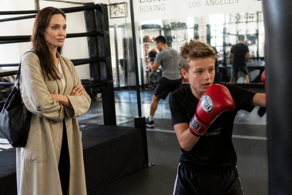 découvrez angelina jolie observant avec attention son fils lors de ses entraînements intensifs dans un club de boxe.