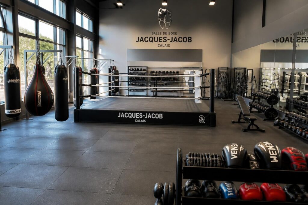 découvrez la salle de boxe jacques-jacob à calais, récemment rénovée avec des équipements de pointe pour une expérience sportive optimale.